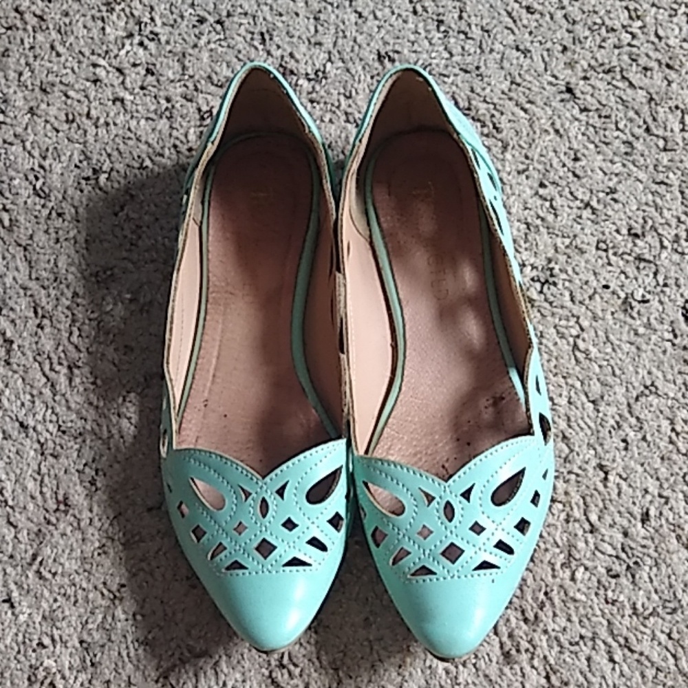 Mint, pointed toe, cut out design flats